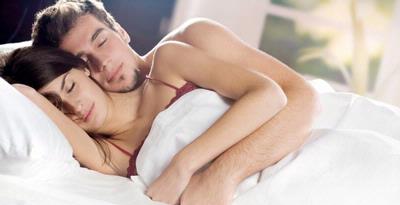 7 Posisi Tidur yang Bikin Tambah Mesra