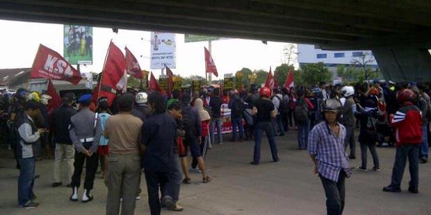 Demo di Makassar di Bawah Jalan Layang