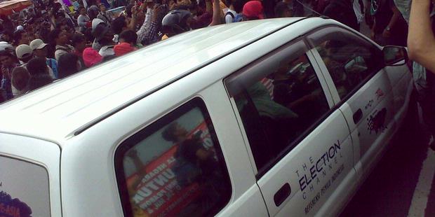 Mahasiswa Tutup Jalan di Depan Gedung DPR 