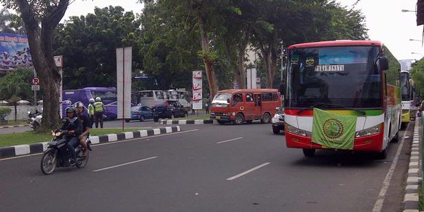 Bus Buruh Diparkir di Senayan 