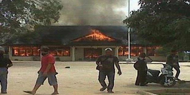 500 orang massa membakar kantor Pemkab Mesuji