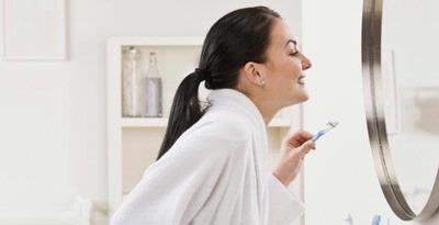 Menyikat gigi di depan cermin membantu membersihkan gigi lebih baik