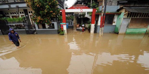 Berkurangnya hutan dan daerah hijau di kota Malang akibat dibangunnya perumahan dan pertokoan mengakibatkan Malang Raya terancam tenggelam di 2030