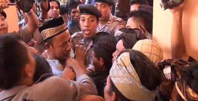 Masyarakat Adat Mekaki Ngamuk di Pengadilan
