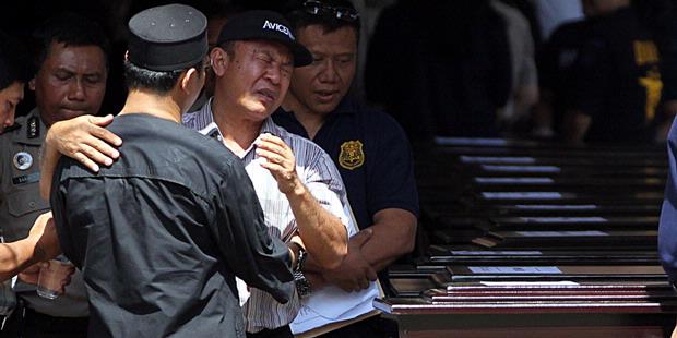 Kumpulan Foto Duka Usai Melihat Jenazah Korban Sukhoi [ www.BlogApaAja.com ]