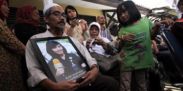 FOTO: Kecupan Sang Ibu Melepas Kepergian Ismiati