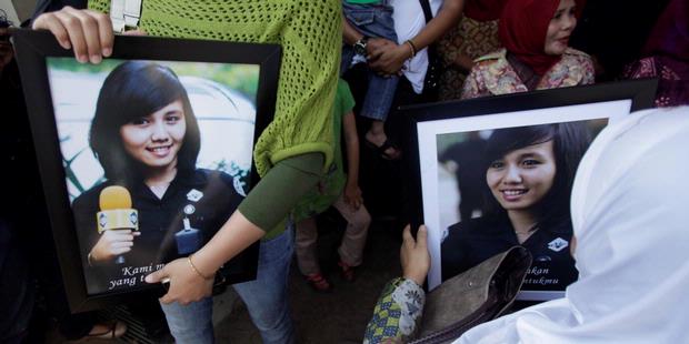 FOTO: Kecupan Sang Ibu Melepas Kepergian Ismiati
