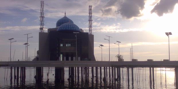 Masjid 99 Al Makazzary, di Pantai Losari, MAkassar