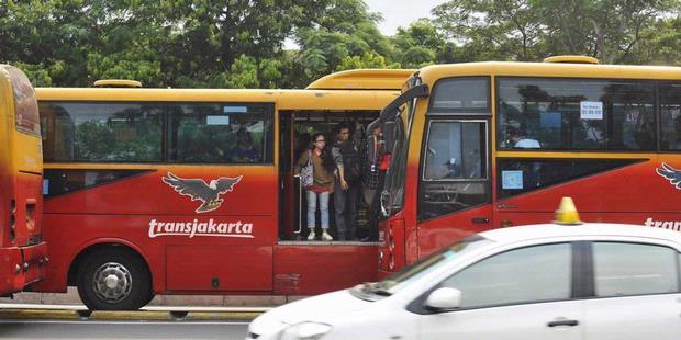 Fikar Tampilkan Puisi Didong di Bus Transjakarta