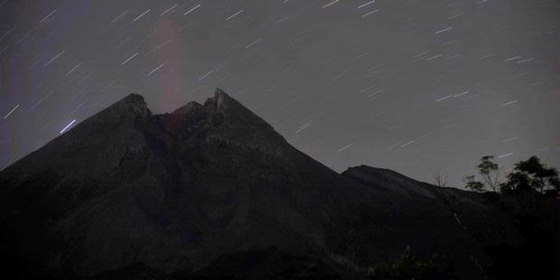 Gunung Merapi Keluarkan Hembusan