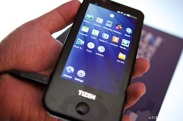 Smartphone yang berjalan dengan Tizen, sebuah sistem operasi mobile baru berbasis kernel Linux, yang dikembangkan oleh Samsung, Intel dan Linux
