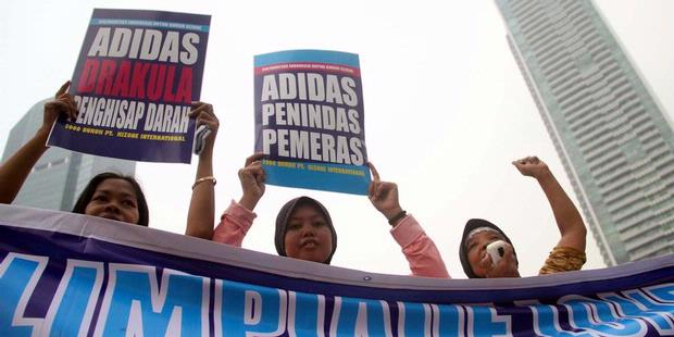 Foto: Aksi Buruh di Depan Kedubes Jerman dan Inggris