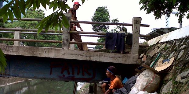 Kolong Jembatan Pun Jadi Rumah Suhanda