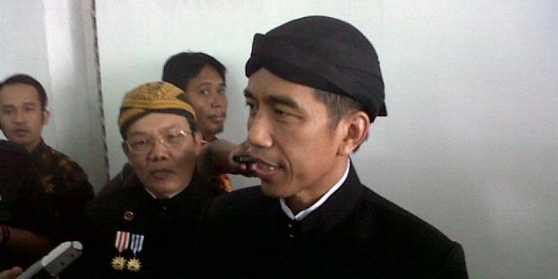 Ulang Tahun Jokowi, Warga Nyalakan Kembang Api