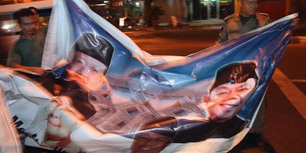 KPUD Jakarta Barat Tertibkan Atribut Kampanye di Tempat Terlarang