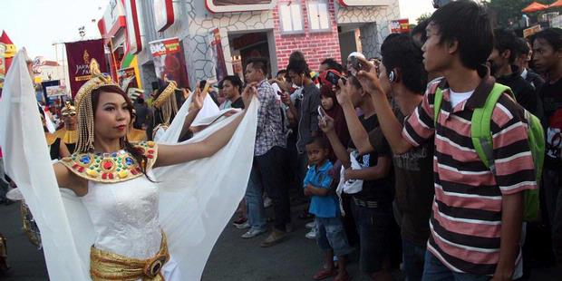 Berita Foto : Nyok, Kite Nonton Ondel-ondel...