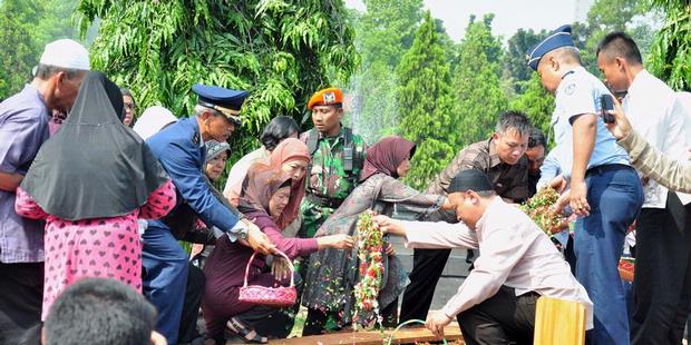 Berita Foto: Pemakaman Kapten Agus Supriyadi