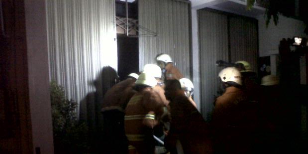 Gedung Berlantai Tiga di Jalan Dewi Sartika Terbakar