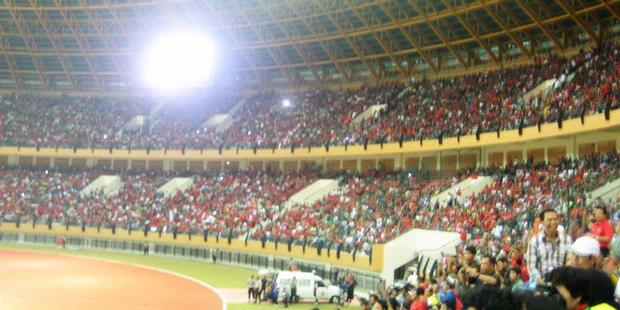 Puluhan ribu suporter timnas Indonesia U-22 memadati Stadion Utama Riau, Pekanbaru untuk menyaksikan laga perdana babak kualifikasi Piala Asia U-22, Kamis (5/7/2012).