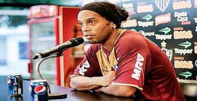 Ronaldinho saat jumpa media dengan 2 kaleng Pepsi di depannya