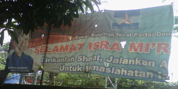 Spanduk Demokrat Lusuh di "TPS Anas"