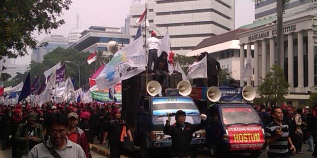 Sepeda Motor Buruh Bekasi Sempat Masuk Tol Cikampek 
