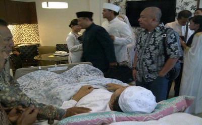 Mereka Menikah di Rumah Sakit