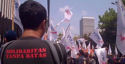 Protes PHK Sepihak, Buruh Demo di Sudirman 