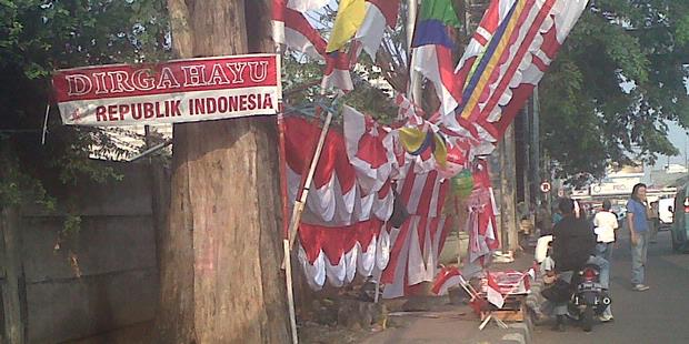 Mengais Rezeki "Menjual" Merah Putih 