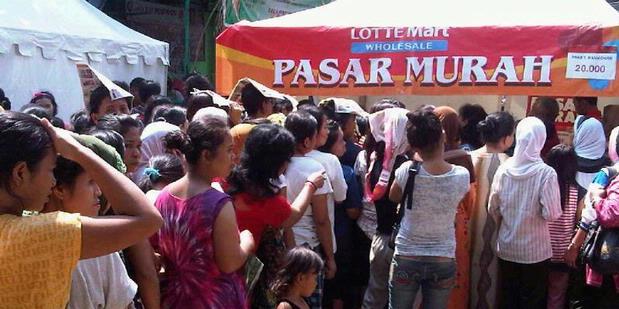 Warga Serbu Pasar Murah di Rusun Angke