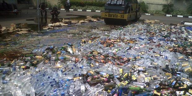 Jakarta Utara Musnahkan Ribuan Botol Miras dan Petasan