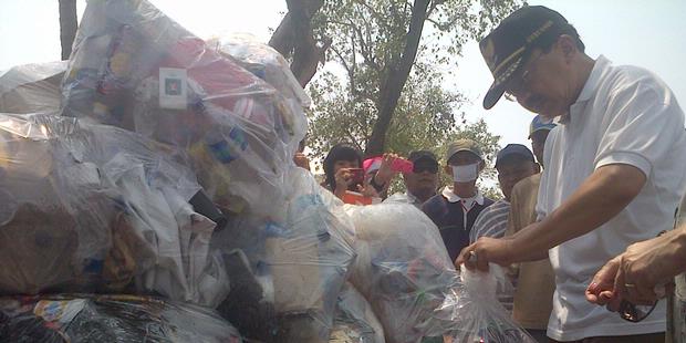 Foke dan Pengunjung Kumpulkan Sampah di Ancol