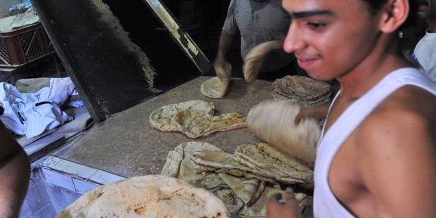 FOTO: Warga Aleppo Mengantre Roti saat Idul Fitri