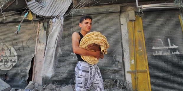FOTO: Warga Aleppo Mengantre Roti saat Idul Fitri