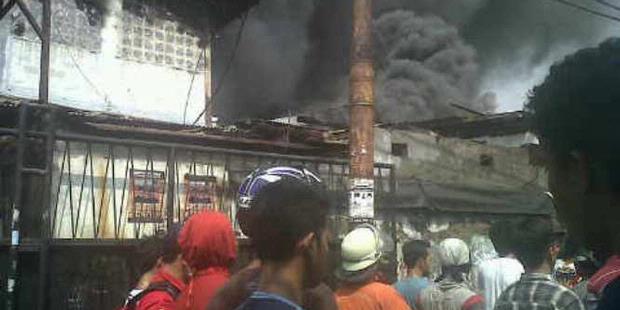 Korban Kebakaran Pondok Bambu Mengungsi ke Pinggir Jalan
