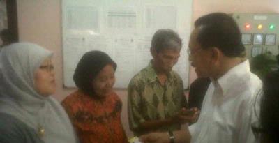 Bagi-bagi Kartu Sehat, Foke Didoakan Ibu-ibu