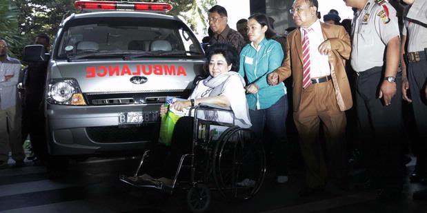 Berkursi Roda, Hartati Penuhi Panggilan KPK