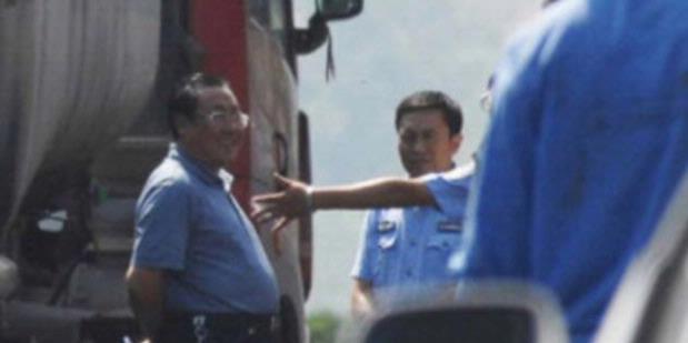 Tersenyum di Lokasi Kecelakaan, Pejabat China Dipecat