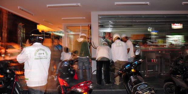 Berita Foto: Massa FPI Segel Seven Eleven di Pejaten