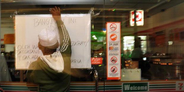 Berita Foto: Massa FPI Segel Seven Eleven di Pejaten