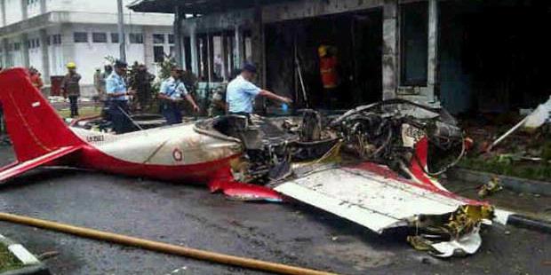 Pesawat jenis AS 202 Bravo bernomor 5M2003 jatuh terbakar saat melakukan manuver di Bandung Air Show