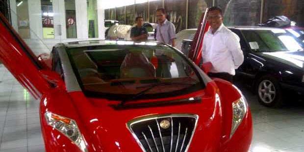 Dahlan Iskan dan Mobil listrik Ferrari buatan Danet Suryatama