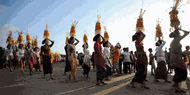 Turis Berdesakan Saksikan Parade Budaya