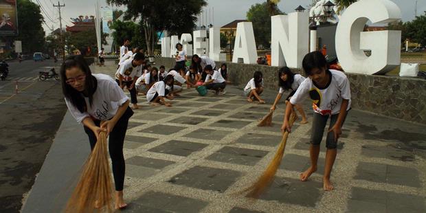 Incar Adipura, Ratusan Pegawai Toko Emas Bersih-bersih