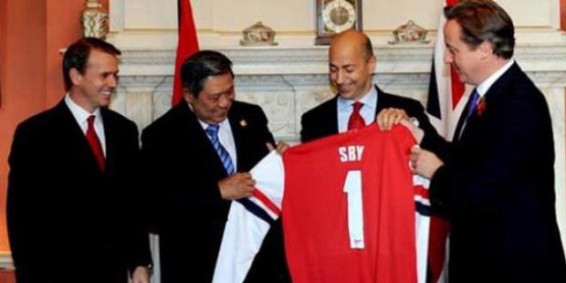 Presiden SBY "Diangkat" Menjadi Pemain Arsenal