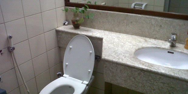 Rp 1,4 Miliar Untuk Perbaikan Toilet Di Dpr [ www.BlogApaAja.com ]