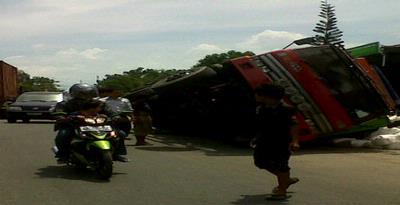 Truk Angkut Sembako Terbalik di Poros Kendari