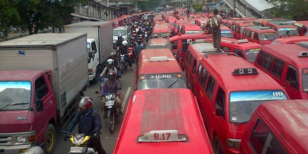 Sopir Angkot Mogok, Warga Susah, Pelajar Tak Sekolah