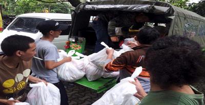 1137568 eld relawan gerakan aksi bandung p Para Relawan Gelar Aksi di Bunderah HI Jakarta