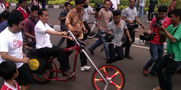 Bundaran HI Heboh! Jokowi Naik Sepeda Low Rider